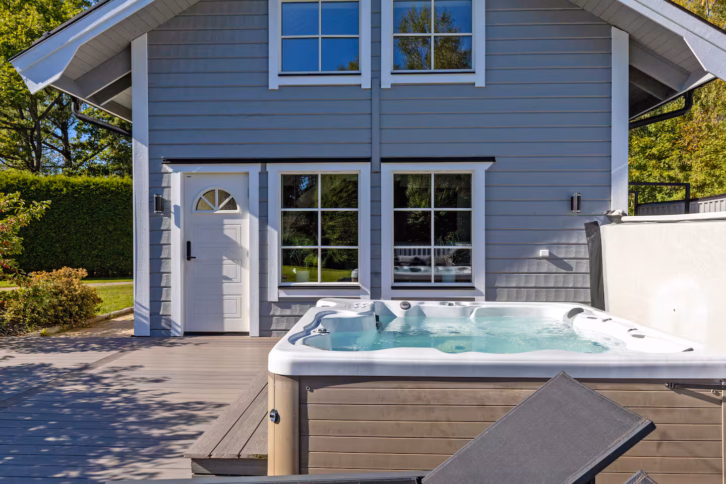 Spahus med jacuzzi och vedeldad bastu