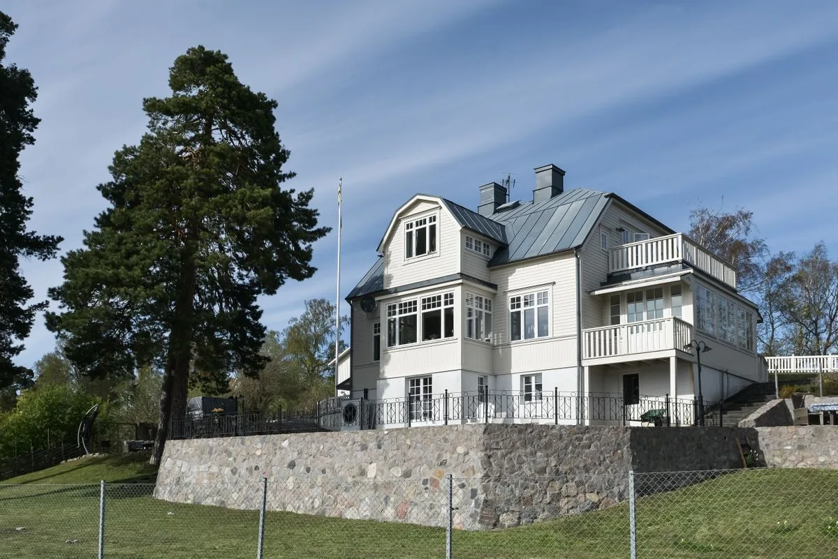 Sekelskiftesvilla med sjötomt och privat brygga