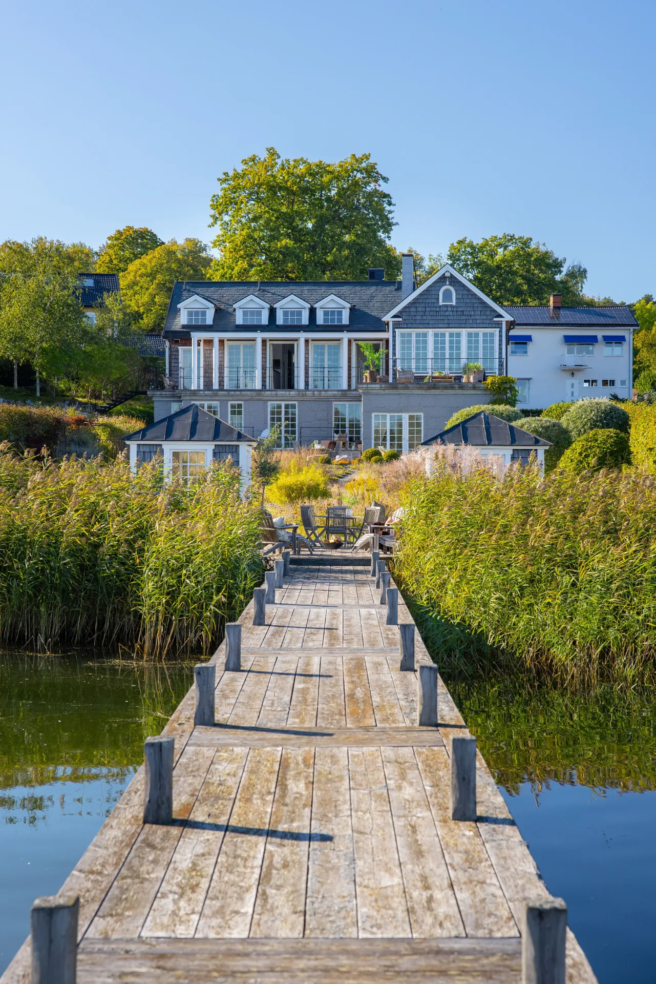 Arkitektritad villa vid vattnet med pool och bastu