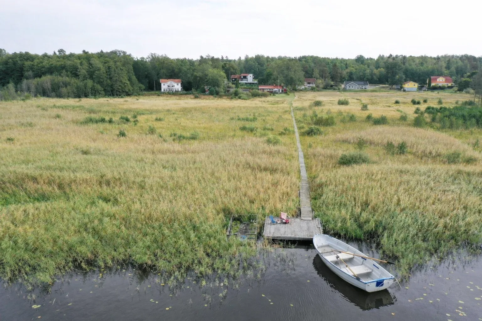Sjötomt med privat brygga